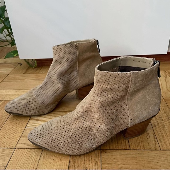Dolce Vita Tan Suede Perforated Ankle Bootie 9 US - Picture 1 of 10